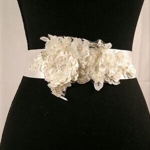 Elegant White Floral Belt